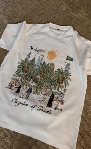 تيشيرت أبيض بتصميم Kingdom of Saudi – نخيل ومعالم السعودية