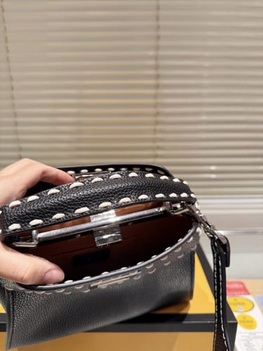 شنطة يد فندي