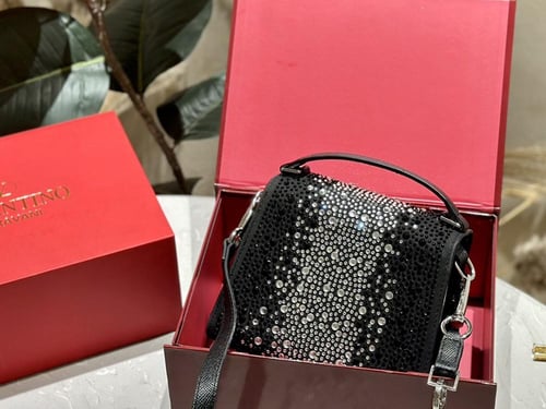 شنطة يد فالنتينو لامع