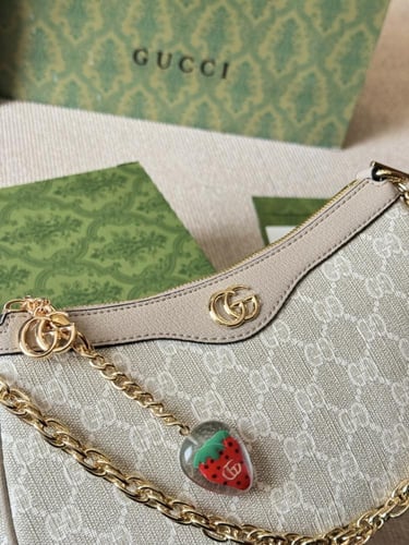 شنطة يد قوتشي