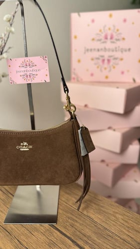 شنطة كوتش بني غامق مخمل