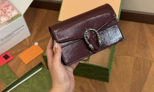 شنطة كتف قوتشي عنابي