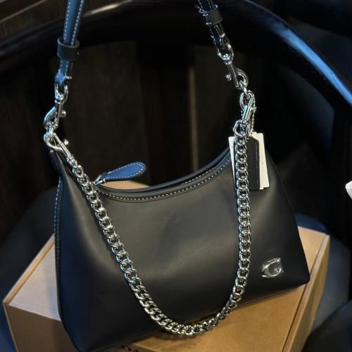 شنطة يد كوتش