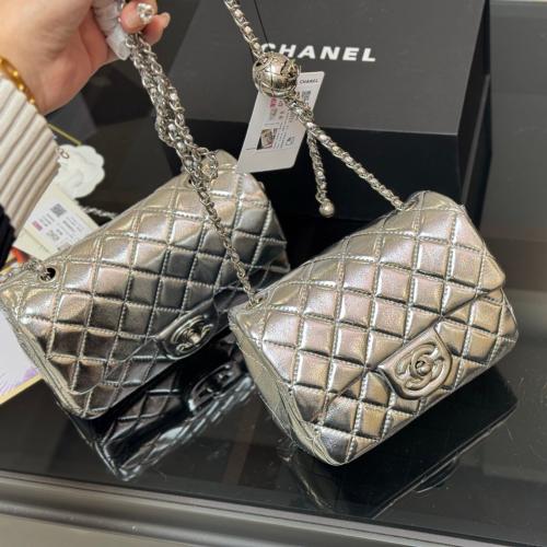 شنطة يد شانيل فضي لامع