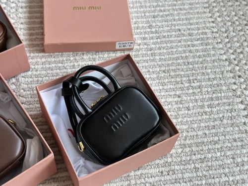ميدالية على شكل شنطه صغيره miu miu