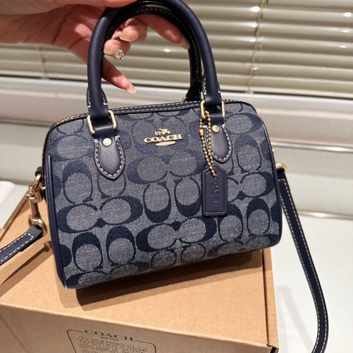 شنطة كوتش كحلي مخملي