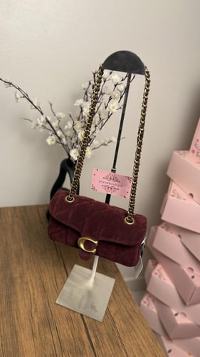شنطة كوتش مخمل أحمر صغير