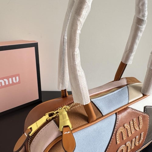 شنطة يد miu miu وسط