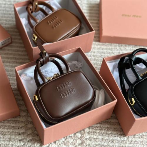 ميدالية على شكل شنطه صغيره miu miu