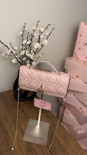 شنطة يد ديور بيبي بينك مطفي