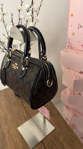 شنطة يد كوتش بني غامق