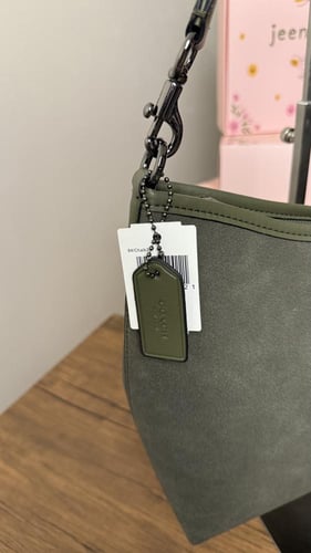 شنطة كوتش مخمل زيتي كبير