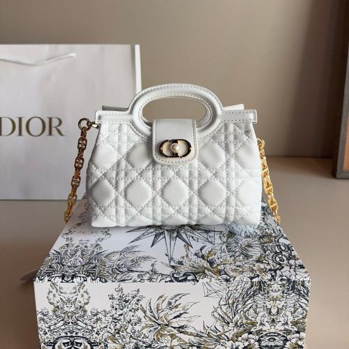 شنطة ليدي ديور مايكرو أبيض