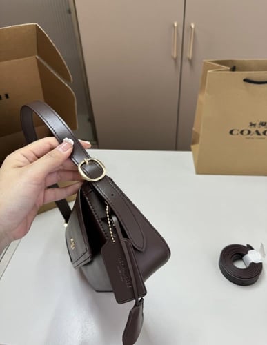 شنطة كتف كوتش بني غامق