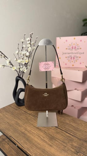 شنطة كوتش بني غامق مخمل