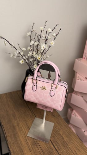 شنطة يد كوتش بيبي بينك