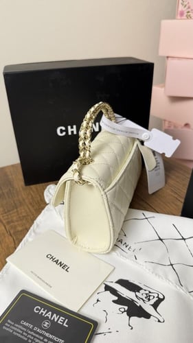 شنطة يد شانيل أبيض