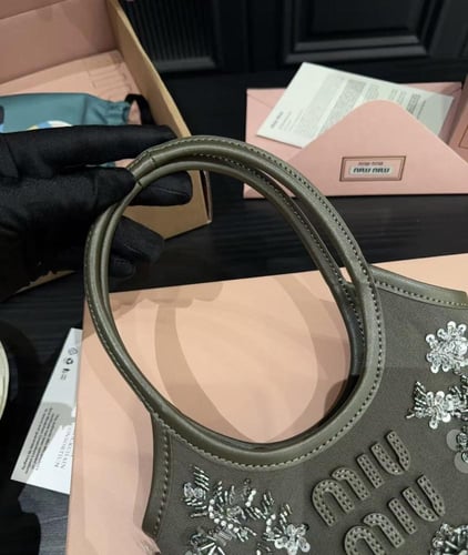 شنطة miu miu مطرزه زيتي