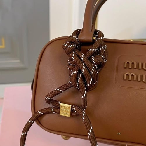 شنطة يد miu miu مقاس صغير