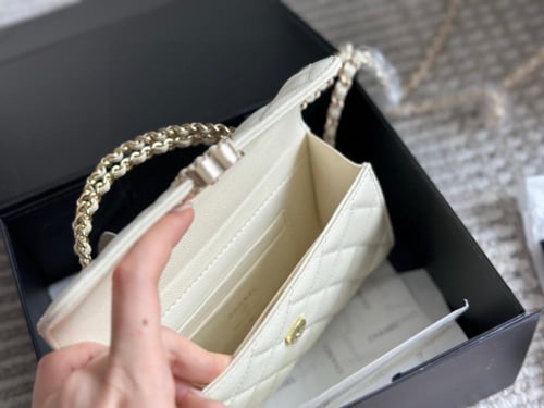 شنطة يد شانيل أبيض