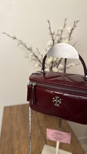 توري بورش عنابي