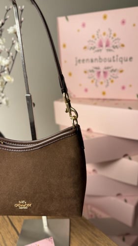 شنطة كوتش مخمل بني غامق صغير