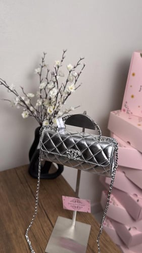 شنطة يد شانيل فضي لامع