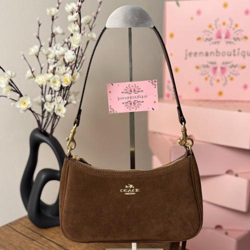 شنطة كوتش بني غامق مخمل