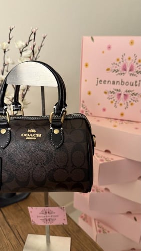 شنطة يد كوتش بني غامق