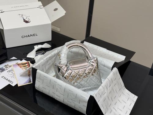 شنطة يد شانيل فضي لامع