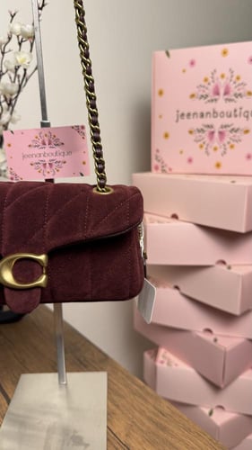 شنطة كوتش مخمل أحمر صغير