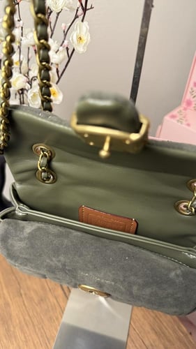 شنطة كوتش مخمل زيتي صغير