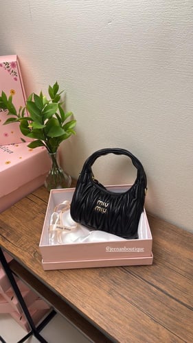 شنطة يد miu miu أسود