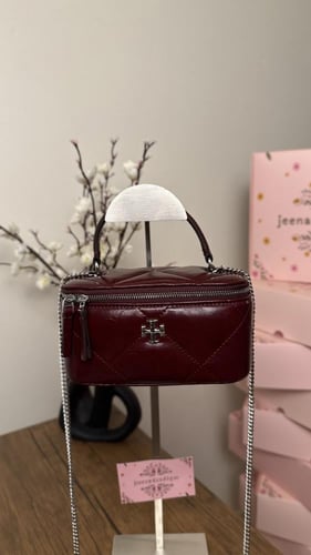 توري بورش عنابي