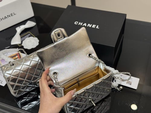 شنطة يد شانيل فضي لامع