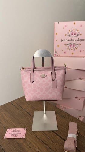 شنطة يد كوتش بيبي بينك