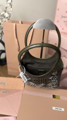 شنطة miu miu مطرزه زيتي