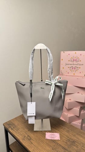 شنطة لاكوست فيس رصاصي