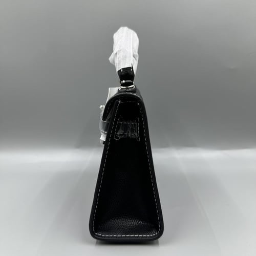 شنطة أسود خيط ابيض