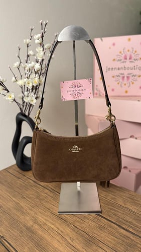 شنطة كوتش بني غامق مخمل