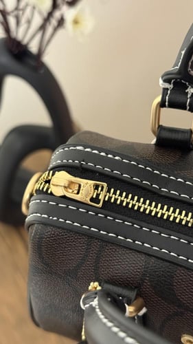 شنطة يد كوتش بني غامق