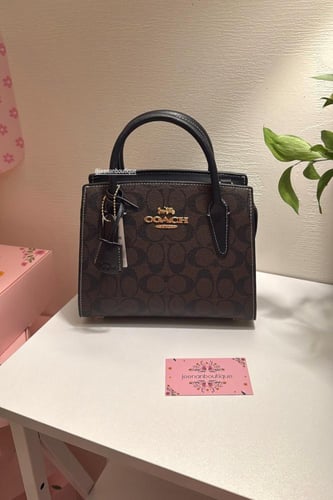 شنطة يد كوتش بني