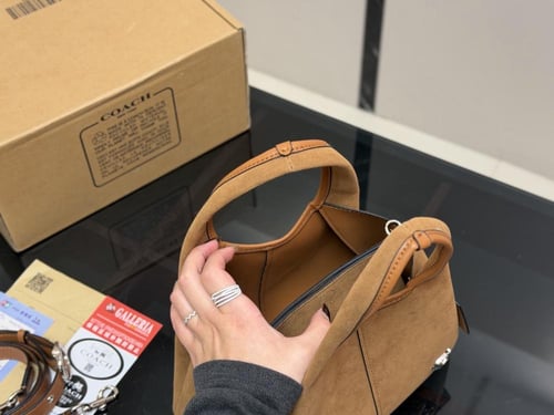 كوتش لانا بني مخمل