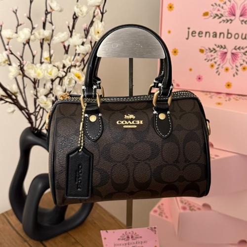 شنطة يد كوتش بني غامق