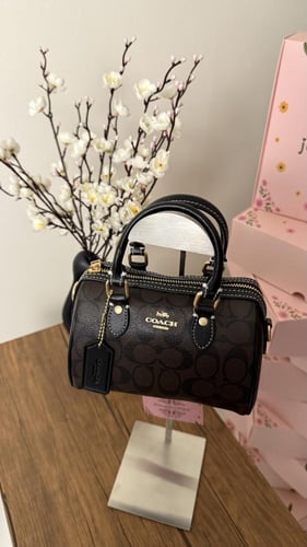 شنطة يد كوتش بني غامق