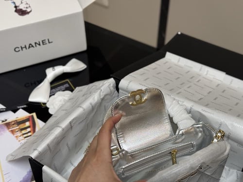 شنطة يد شانيل فضي لامع