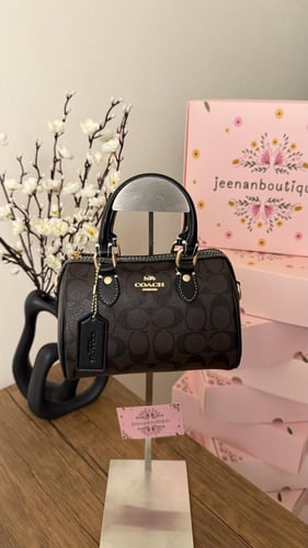 شنطة يد كوتش بني غامق