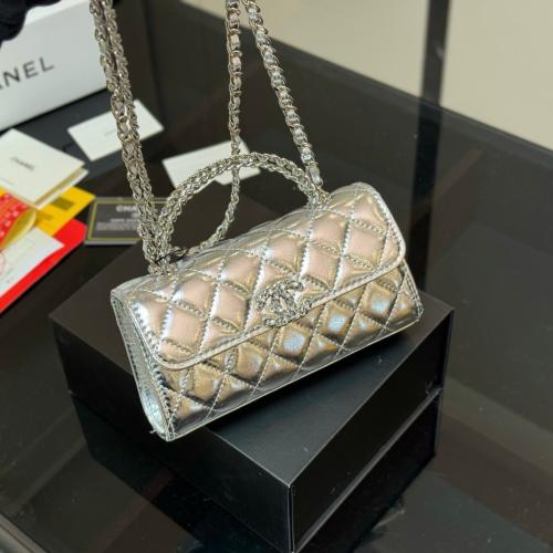 شنطة يد شانيل فضي لامع