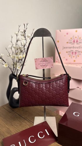 شنطة قوتشي عنابي