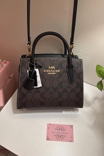 شنطة يد كوتش بني